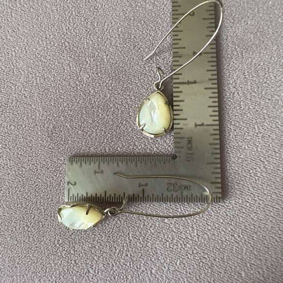 Kendra Scott Gold Tone Dee Drop Earrings In White Mother Of Pearl - Picture 7 of 8